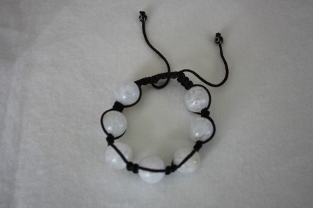 PULSERA DE CUARZO BLANCO Y MACRAME