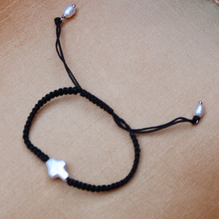 PULSERA  DE PERLA BARROCA Y MACRAMÉ